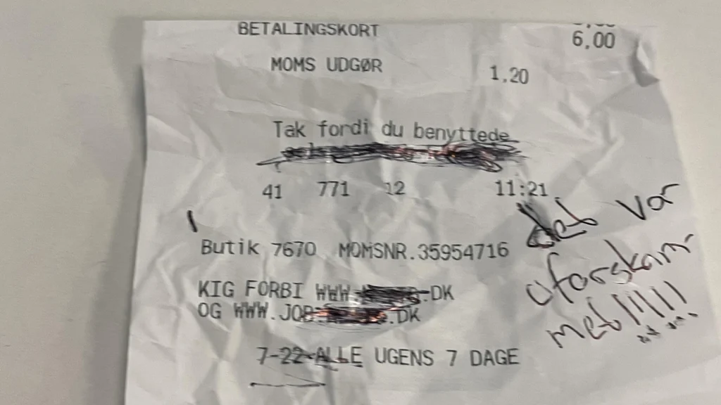 Servitrice ser kundens besked på regningen: Da hun læser den, løber det hende koldt ned ad ryggen
