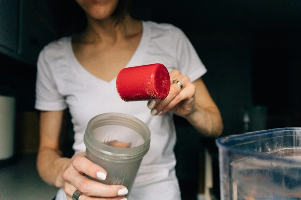 Du kan lave dit eget proteinpulver derhjemme – og det kræver kun 3 ingredienser