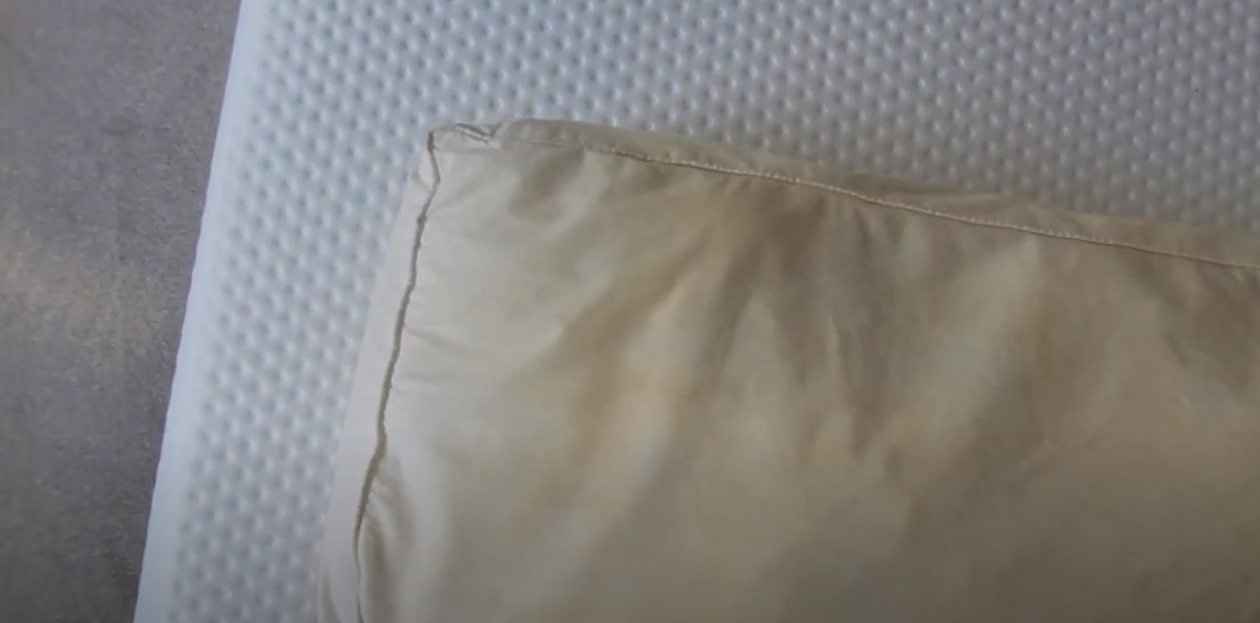 Tricket til at fjerne pletter fra puder. Klares på få minutter og kræver ingen vaskemaskine.
