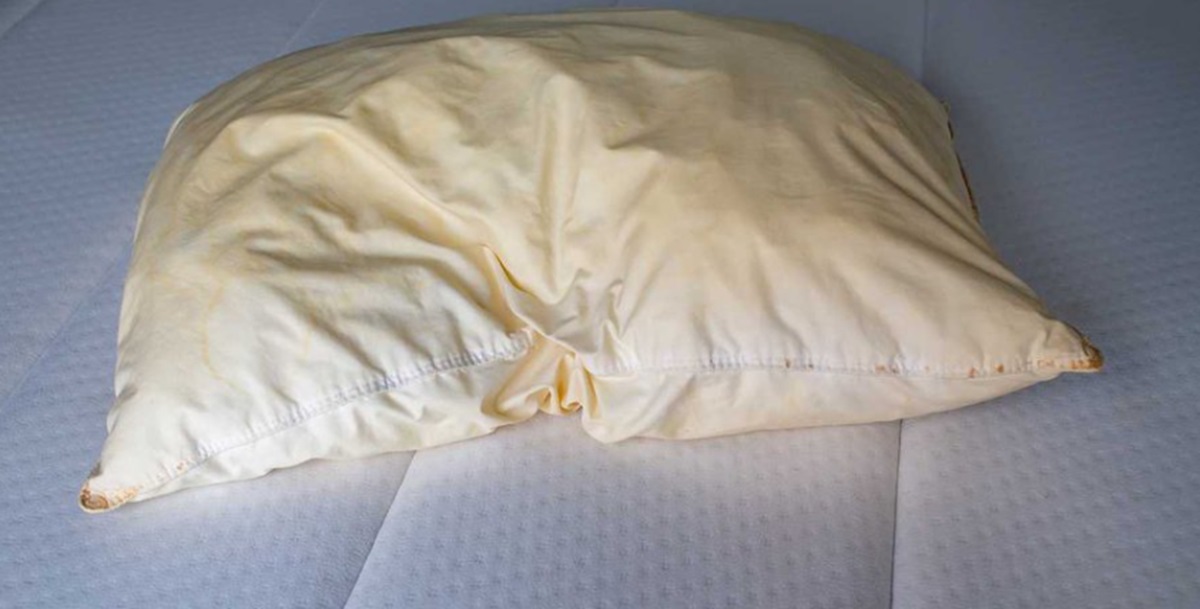 Afslører den ulækre hemmelighed bag gule puder: Sådan får du dem til at se ny ud igen