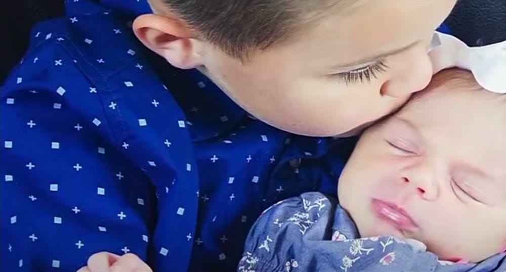 Det værst tænkelige skete: Da den 5-årige dreng står i døren med sin lillesøster i armene, reagerer naboen straks