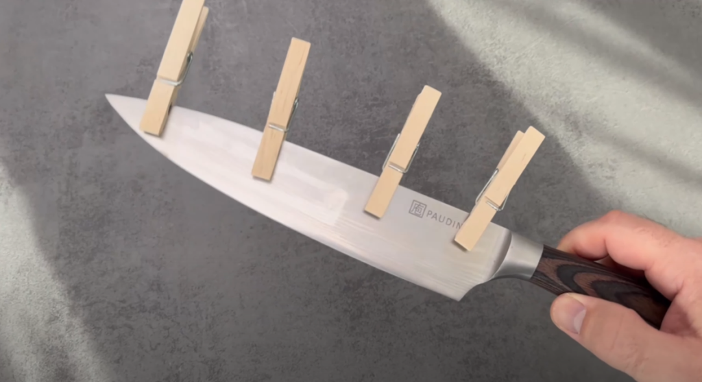 Sæt tøjklemmer på din kniv: Se så hvad der sker