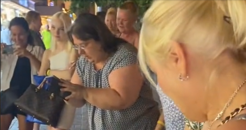 Folk standsede og tømte lommerne – du bliver yderst overrasket, når du ser hvorfor