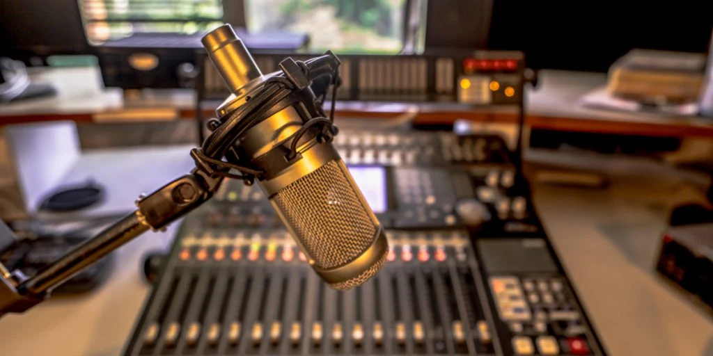 Populær radiovært afslører: Aborterede under radioprogram