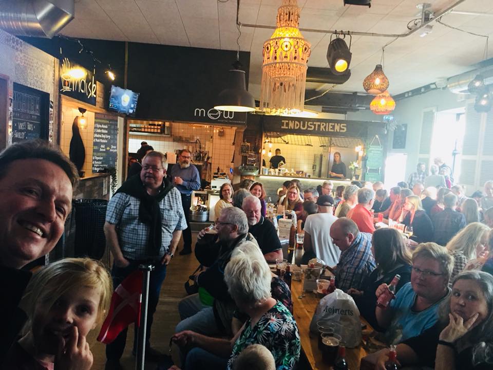 Kø til Simon Clemens’ reception: Brødbog udsolgt på under en time