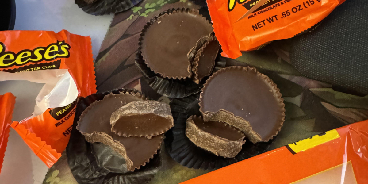 Kvinde kunne ikke tro, hvad der var indeni pakke med chokolade – så åbnede hun fire mere