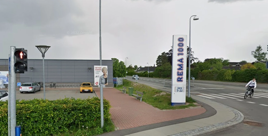 Tre mænd slap væk efter tyveriforsøg i Rema 1000 – men så spotter en betjent dem på et stisystem