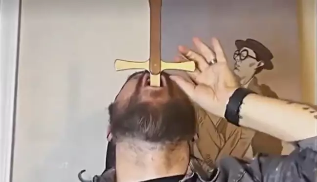 Se afsløringen her: Sådan laver magikere det populære “sværdsluger” trick