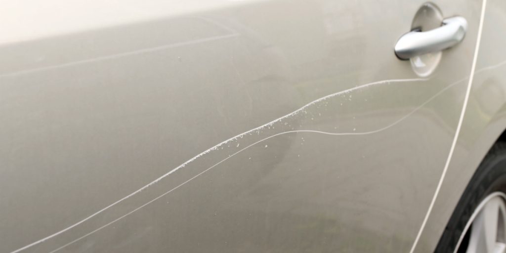 Tricket mekanikerne ikke vil have du kender: Sådan fikser du nemt og hurtigt ridser på bilen