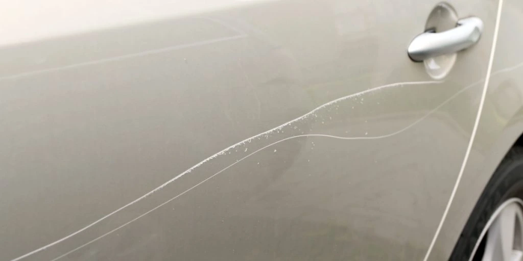 Tricket mekanikerne ikke vil have du kender: Sådan fikser du nemt og hurtigt ridser på bilen
