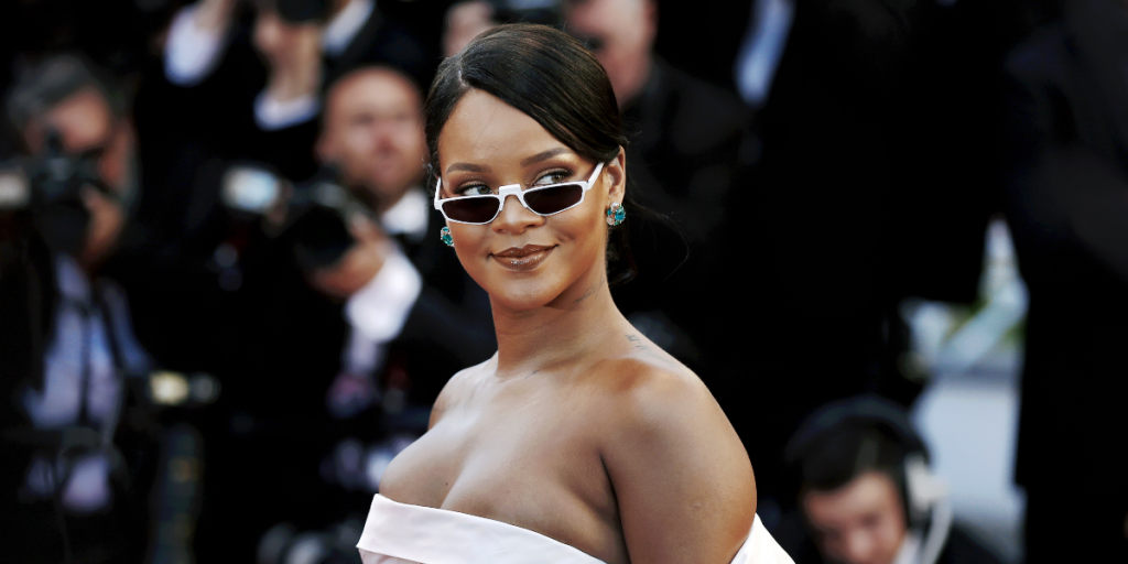 Rihanna smider kludene og viser hele kroppen frem