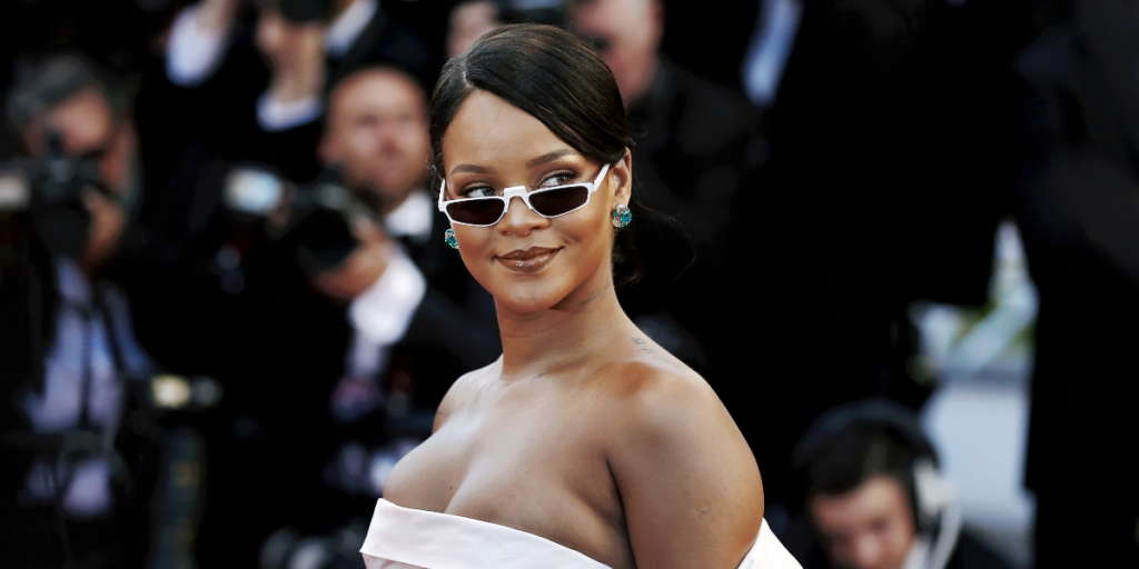 Rihanna smider kludene og viser hele kroppen frem