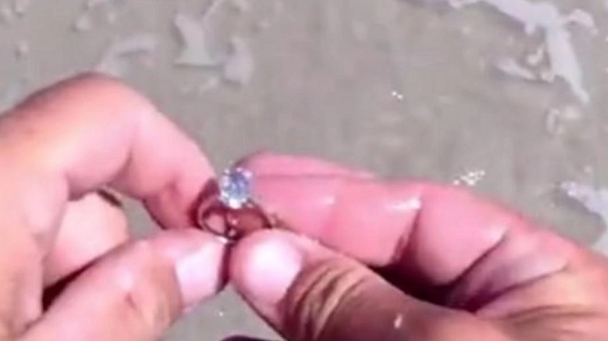 Mand fandt ring til 270.000 kroner på stranden: Så modtog han pludselig opkald fra ukendt nummer