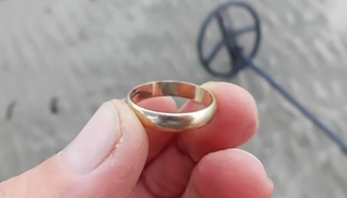 Mand fandt vielsesring og derefter dens ejer: Responsen på den fine gestus efterlod ham mundlam
