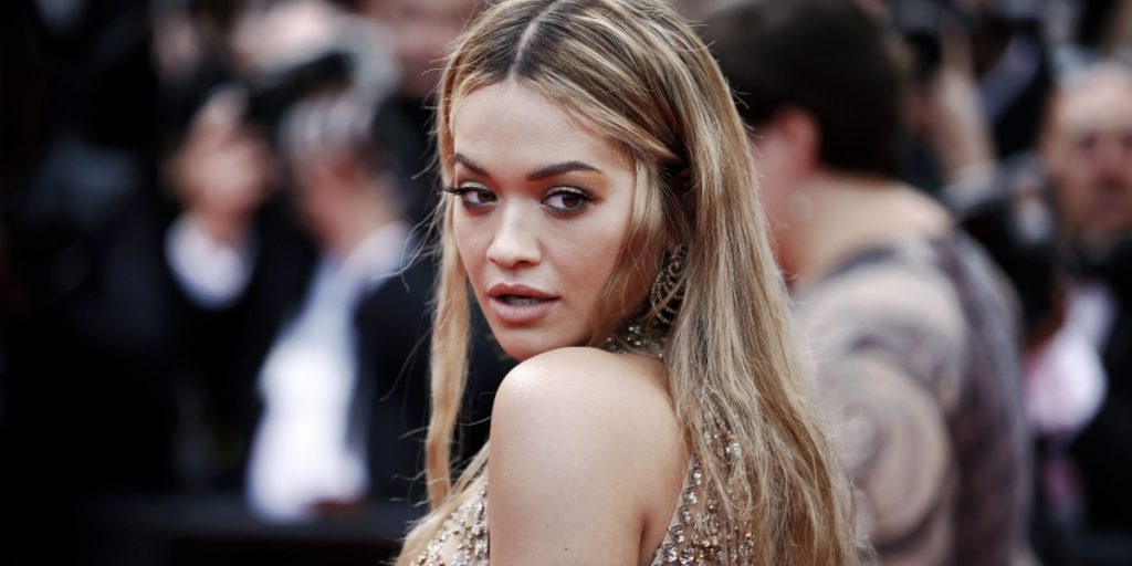 Rita Ora gør det igen: Dropper bh’en i gennemsigtig kjole