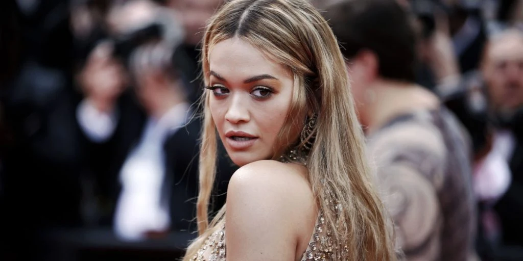 Rita Ora gør det igen: Dropper bh’en i gennemsigtig kjole
