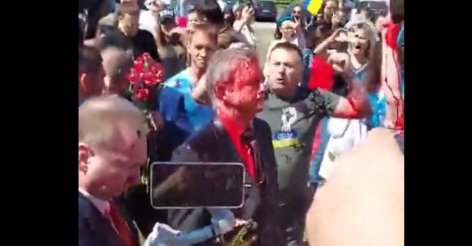 Se videoen: Ruslands ambassadør overhældt med falsk blod