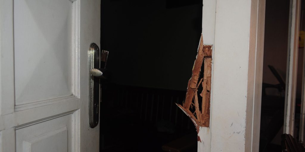 Leander overfaldet og røvet i eget hjem