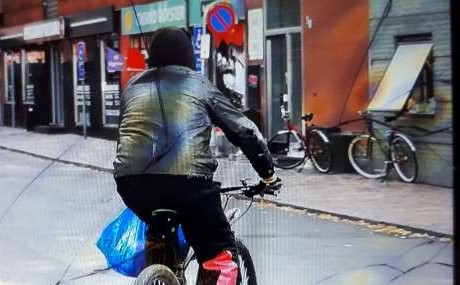 Mulig misbruger slipper af sted med røveri: Stikker af på cykel ved højlys dag