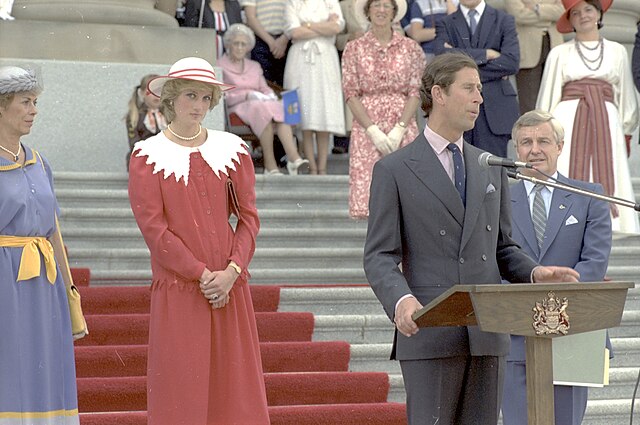 Video viser det øjeblik det går op for Prinsesse Diana at Charles er hende utro