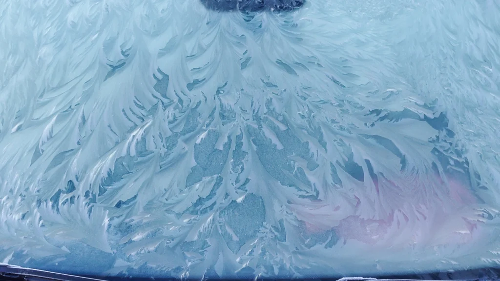 Mand deler genialt trick til is på forruden: Han sparer dagligt flere minutter på det