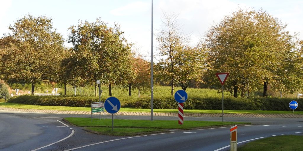 Skynder sig væk fra rundkørslen: Så får kvinde kæmpe chok