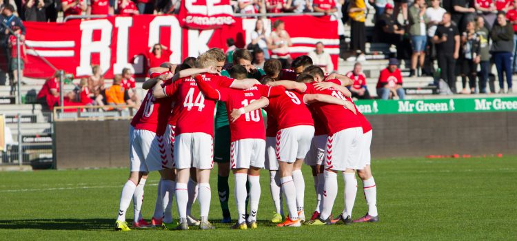 Storsponsor køber alle hjemmebanepladser til skæbnekamp – forærer billetterne til Vejle Boldklub fans