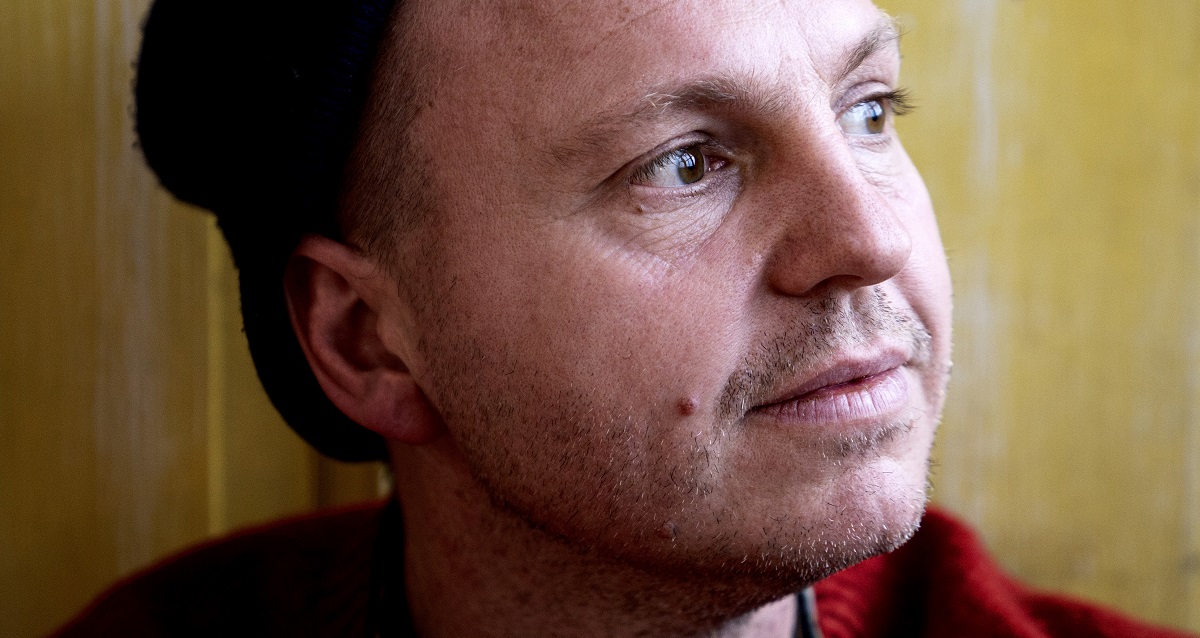 Deler billede af Rune Klan i kørestol: Her er årsagen