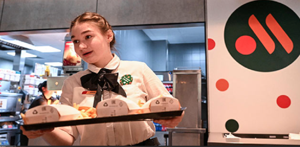 Ny russisk “McDonald’s”: Folk strømmer til for at spise “falske burgere”