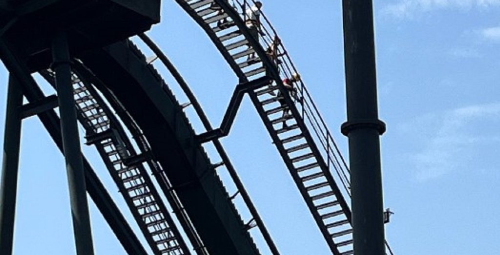 Skræmt fra vid og sans: Sad fanget i rutsjebane i 55 meters højde