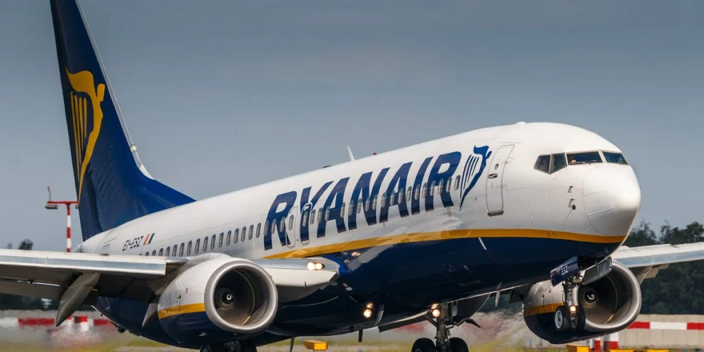 Mand brokkede sig over manglende benplads på Ryanair-fly: Så fik han et overraskende svar