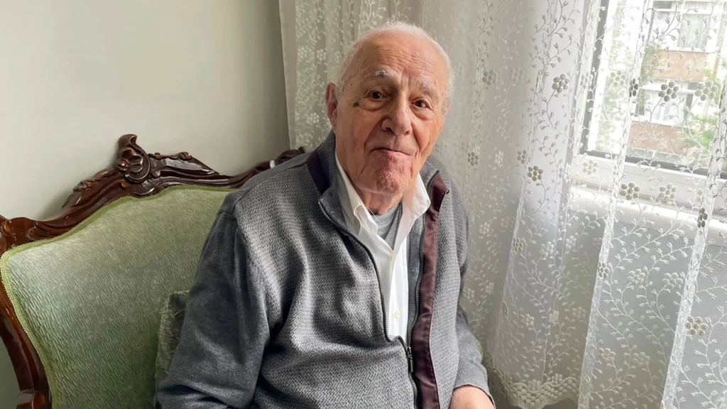 Ungt par lejer deres drømmehjem: Da de flytter ind, bor 99-årige Frank allerede i huset