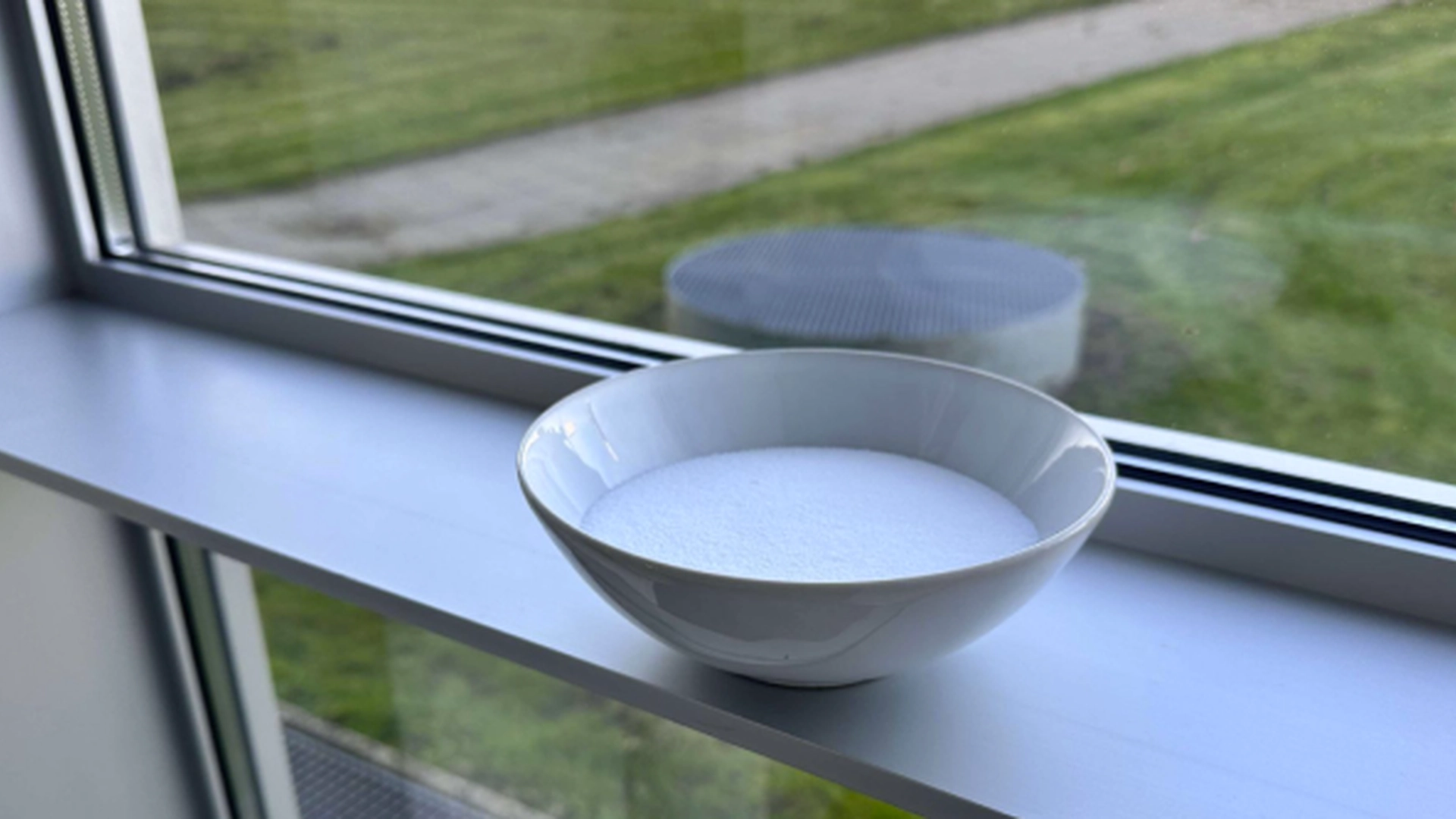 Derfor er nogle mennesker begyndt at sætte skåle med salt i vindueskarmene