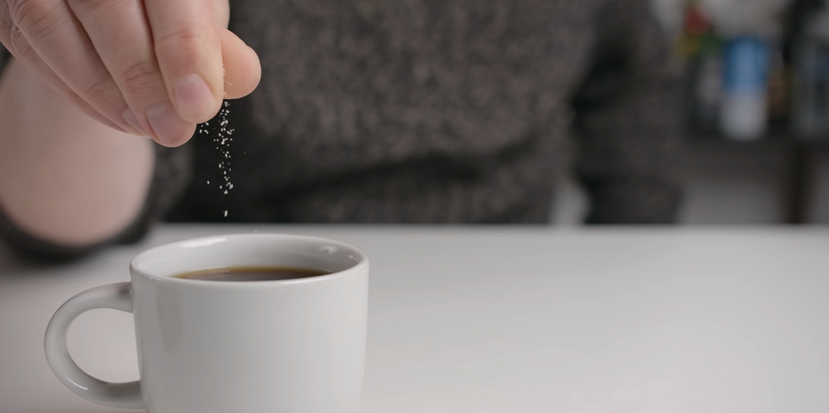 Han putter salt i stedet for sukker i sin kaffe: Når du læser hvorfor, får du lyst til at gøre det samme