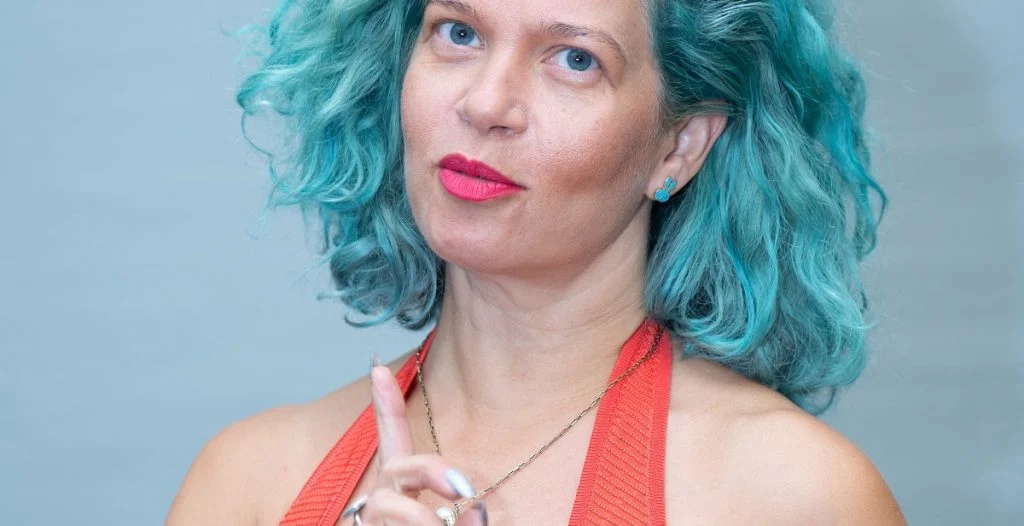 Sara Bro gør det igen: Hopper i bølgen blå uden en trevl på kroppen