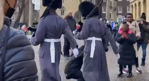 Vagt vælter barn, der står i vejen: Nu er videoen gået viralt