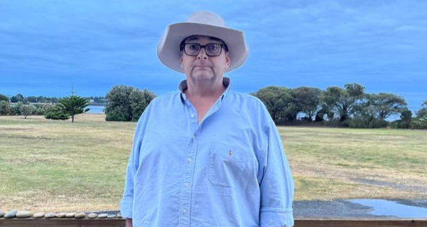 Mand blev fyret for at “være for fed”: Havde taget vild beslutning for at få jobbet