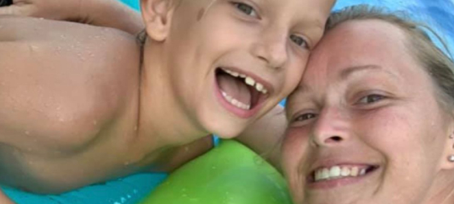 Mor udsender tragisk advarsel til andre forældre efter at have mistet 9-årig søn