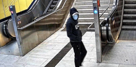 Politi deler billeder i forbindelse med menneskejagt: Placerede håndgranat i metroen