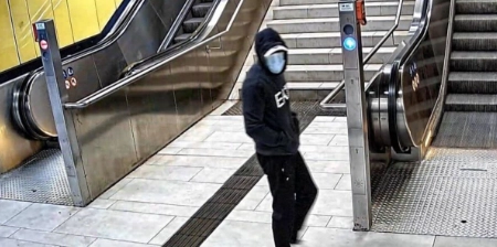 Politi deler billeder i forbindelse med menneskejagt: Placerede håndgranat i metroen