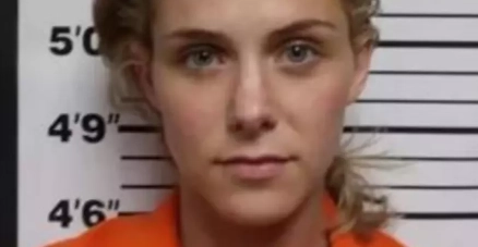 Nøgenbilleder, eksplicitte videoer og en invitation til sex: 24-årig lærerinde anholdt