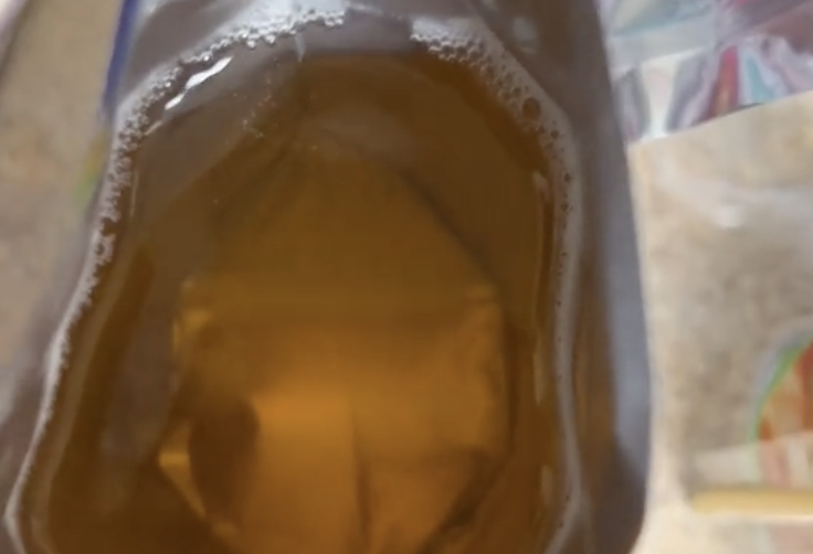Mor udsender advarsel til andre forældre: Vent til du ser, hvad hun fandt i sit barns Capri Sun
