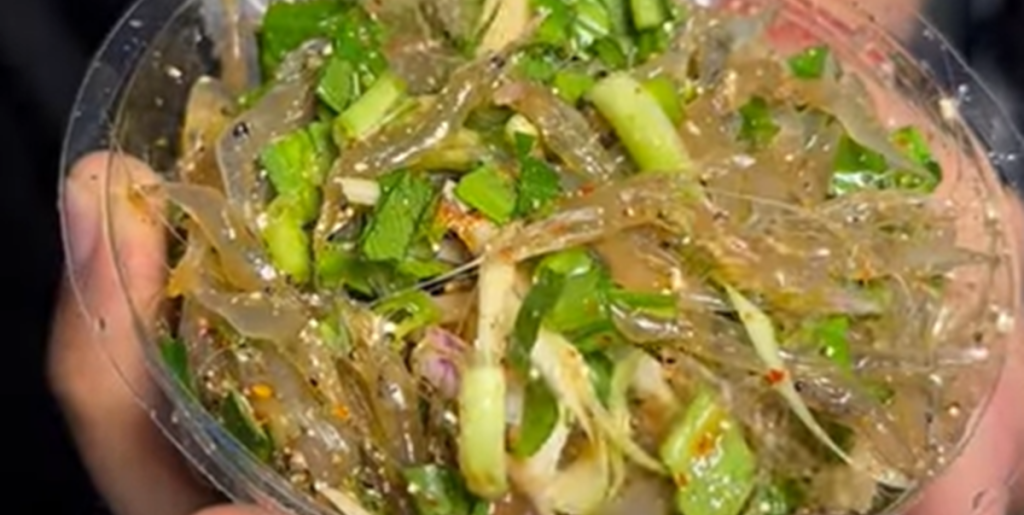 Se videoen: Her er den thailandske delikatesse, som består af levende rejer