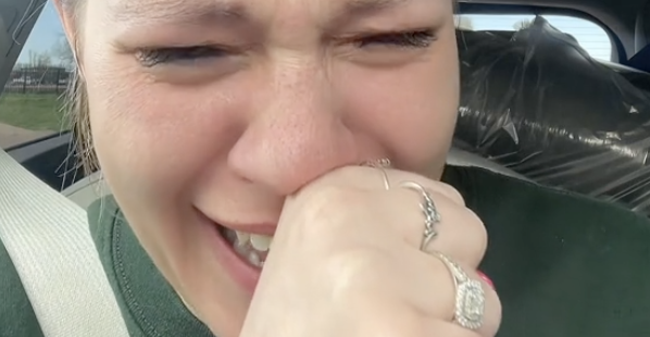 Græd i sin bil efter manicure: Vent til du ser, hvad de har gjort ved hendes negle