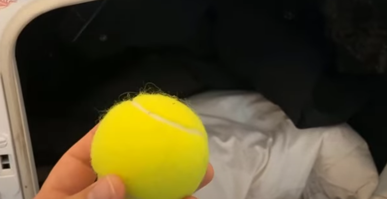 Derfor skal du lægge tre tennisbolde i tørretumbleren: Årsagen er intet mindre end genial