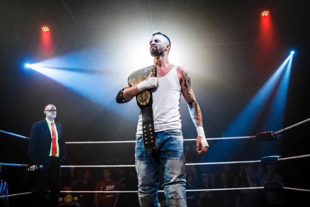 Lussinger, spark og bodyslams – lokal wrestler skal forsvare sit bælte på hjemmebane