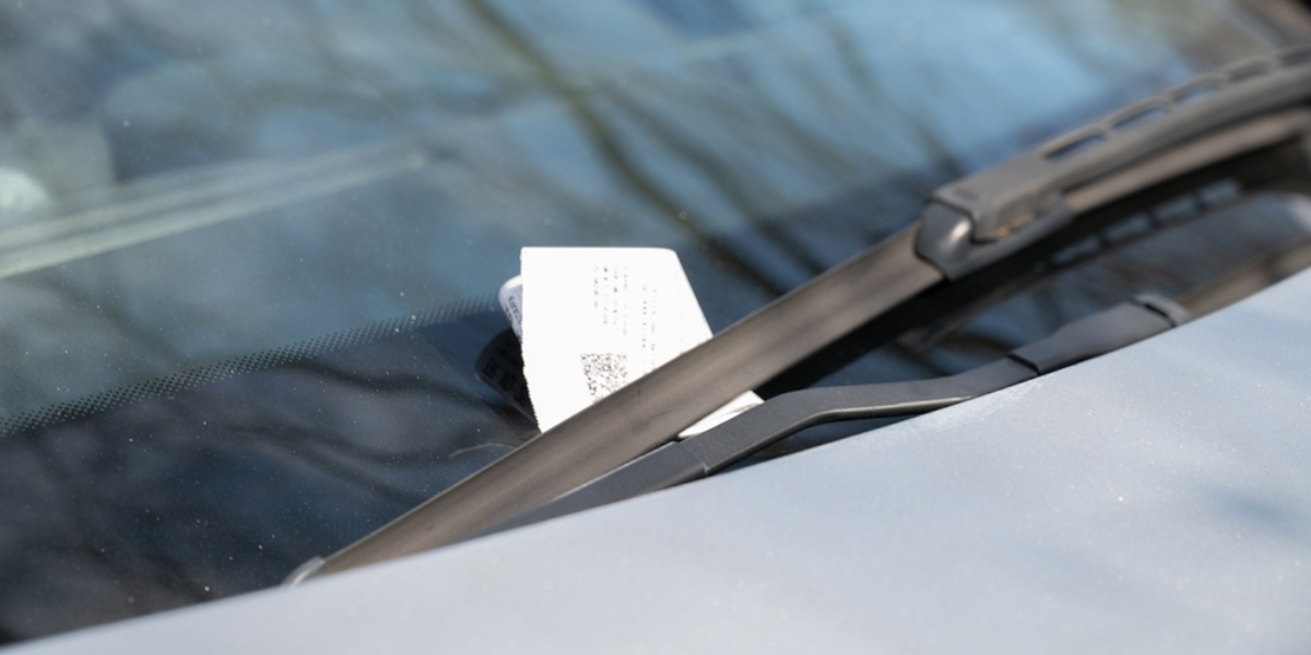 Mand vender tilbage til sin bil og finder en seddel i ruden – men beskeden efterlader ham målløs