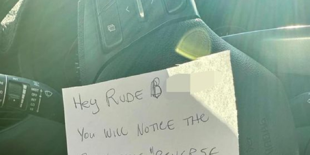 Var på skadestuen med søn: Da familien vendte tilbage til bilen 30 min. senere, var der en vred besked i forruden