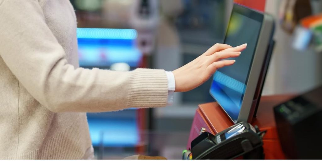 Advokat advarer: Derfor bør du undgå selvbetjeningskasserne i butikker