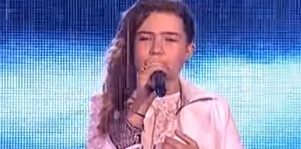 11-årig pige griber mikrofonen: Kort tid efter rejser salen sig op i jubel og klapsalver